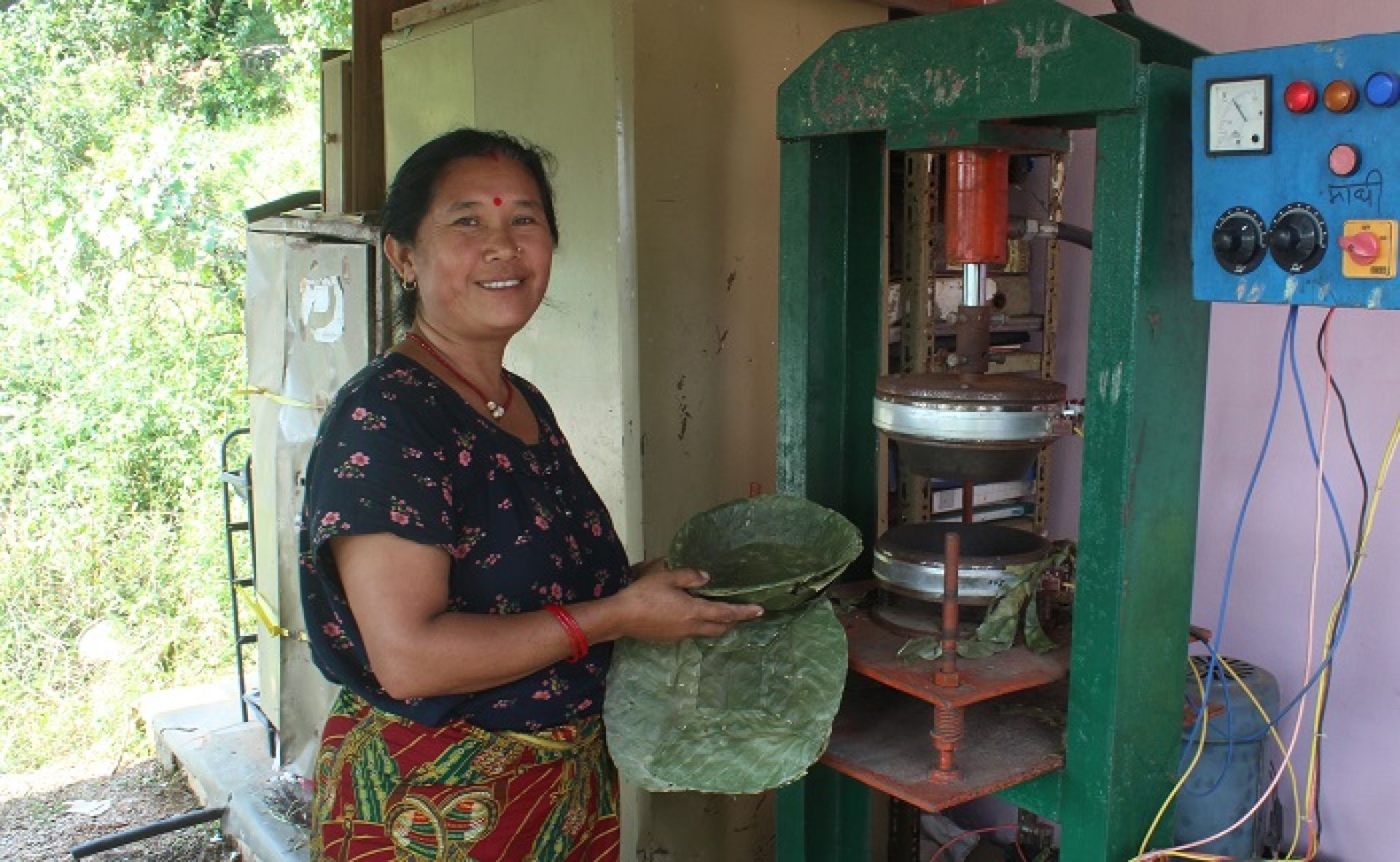 प्लास्टिकजन्य सामग्री विस्थापित गर्न महिलाले शुरु गरे टपरी उद्योग सञ्चालन